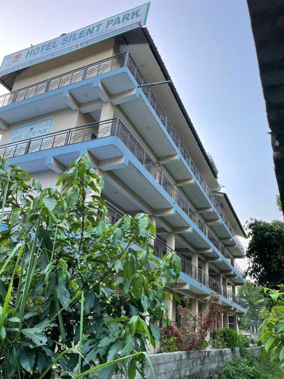 Silent Park Hotel Sauraha Eksteriør billede