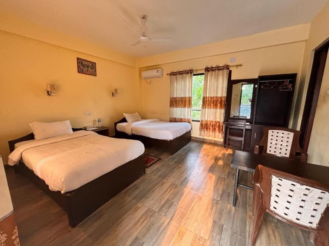 Silent Park Hotel Sauraha Eksteriør billede