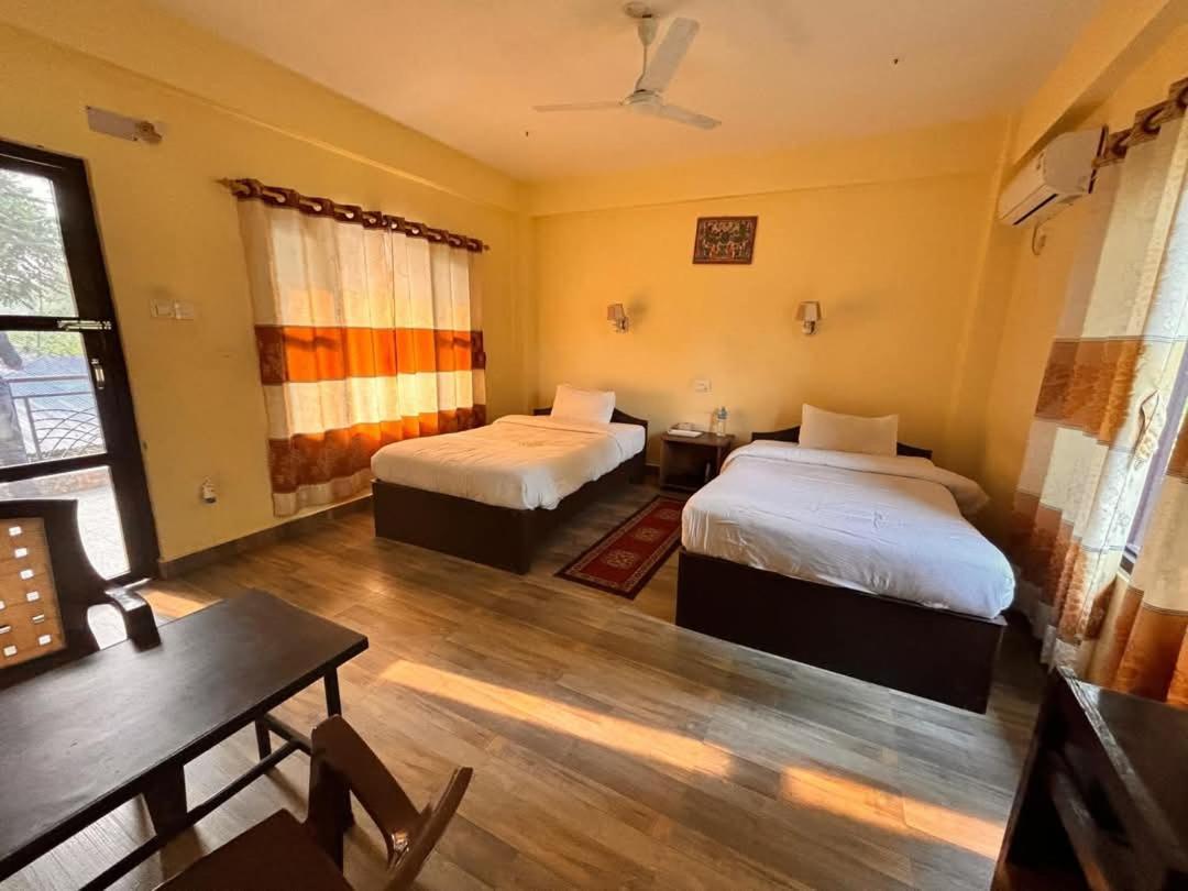 Silent Park Hotel Sauraha Eksteriør billede